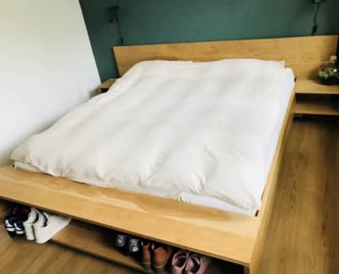 eiken houten bed met opbergkast en hoofdbord