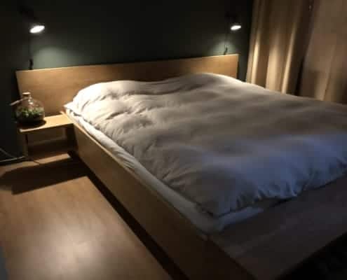 houten bed met eikenhouten nachtkastjes