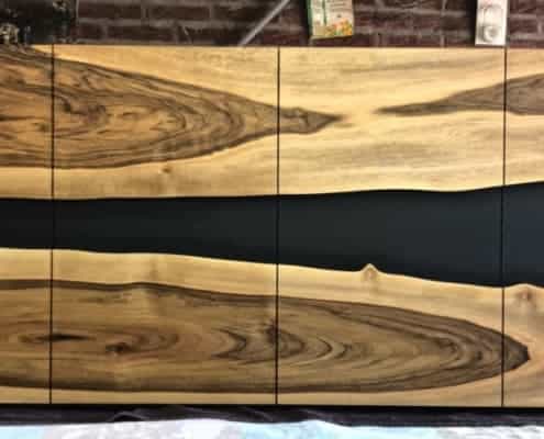 houten live edge kast met zwart paneel