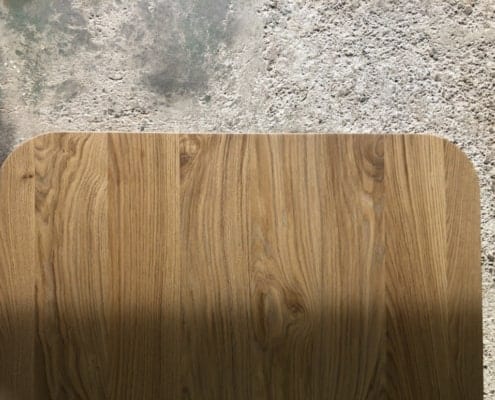 ronde hoek van houten tafel